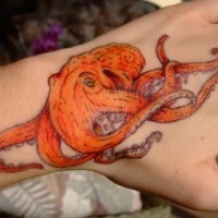Tatuaje en la mano, 
pulpo de color naranja