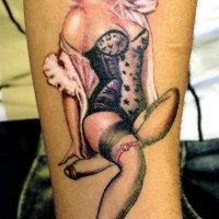 Tatuaje en la pierna,
mujer en corsé