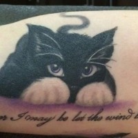 Tatuaje  de gato agazapado en el brazo