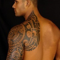 bello polinesiano tatuaggio sulla spalla di uomo