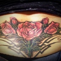 bellissime rose rosse tatuaggio su parte bassa di schina
