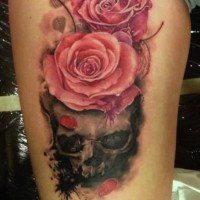 Tatuaje en la pierna, rosas en el cráneo gris oscuro
