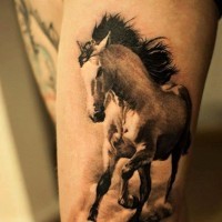 Tatuaje en la pierna, caballo a galope