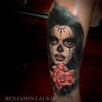 Tatuaggio colorato sul braccio la ragazza in stile di Santa Morte by Laukis