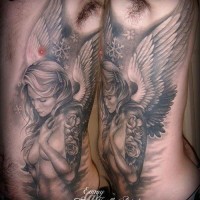 Tatuaje de chica delgada con alas en las costillas