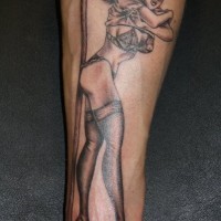 Tatuaje en la pierna,
mujer en medias