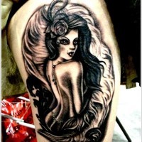 Tatuaje en el muslo, mujer fatal, tinta negra