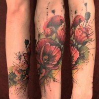 Tatuaje  de amapolas pintorescas de acuarelas en el antebrazo