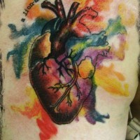Tatuaje  de corazón con manchas multicolores