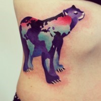 Tatuaje en las costillas, oso con el mapa en el cuerpo