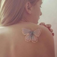 bellissima farfalla inchiostro bianco  tatuaggio sulla schiena