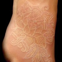 Schöne weiße Tinte Blume Tattoo am Fuß