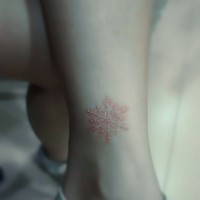 splendido fiocco di neve inchiostro bianco tatuaggio sulla caviglia