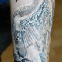 Tatuaggio impressionante sul braccio il cigno bianco