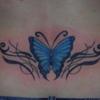 Tatuaje en la espalda baja,  mariposa atractiva azul con patrón