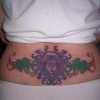 Tatuaggio colorato sulla lombo Medusa (una figura della mitologia greca) stilizzata
