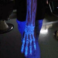 Lumineszenz Hand und Armknochen detailliertes anatomisches Tattoo