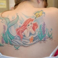 Magische cartoonische Szene Ariel und Plattfisch im Meeresboden blasses natürlich gefärbtes  Rücken Tattoo