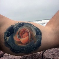 magica colorata piccola rosa realistica in acqua tatuaggio su braccio