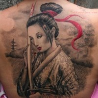Magisches natürlich aussehendes farbiges Tatto am ganzen Rücken mit der asiatischen Frau mit blutigem Schwert
