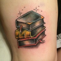 Tatuaje  de tres libros gruesos en el muslo