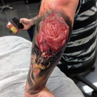 Herrliche 3D große farbige detaillierte Rose Tattoo am Unterarm mit dem Schädel