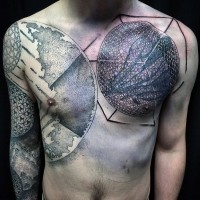 Tatuaje en el pecho y brazo,  
figuras geométricas masivas fascinantes