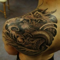 Herrliches im asiatischen Stil sehr detailliertes schwarzes Schulter Tattoo mit großem Drachen