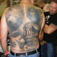 Tatuaje en la espalda, oso grande con indio y lobo, colores negro blanco
