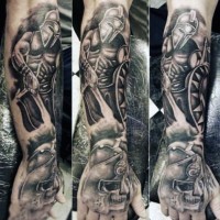 Herrliches schwarzes und weißes Unterarm Tattoo mit antikem Krieger