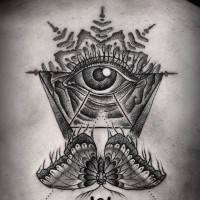 Tatuaje en la espalda, ojo con triángulos y mariposa, diseño misterioso