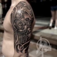 Magnífico tatuaje de tren blanco y negro en la parte superior del brazo