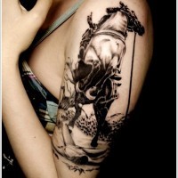 Tatuaje en el brazo, caballo blanco salvaje