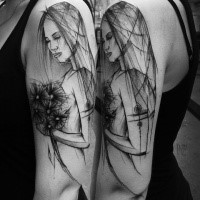 Magnífico estilo blackwork pintado por Inez Janiak tatuaje de mujer hermosa con flores en la parte superior del brazo