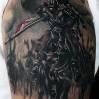 Herrlicher farbiger schwarzer und weißer asiatischer mittelalterlicher Krieger Tattoo an der Schulter