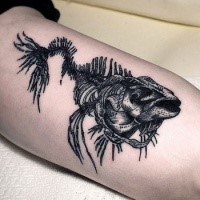 Prächtiges dunkles im Stil Gravur Bizeps Tattoo mit Fischskelett