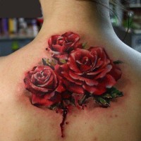Magnifike  große rote Rosen wachsen von Rücken Tattoo