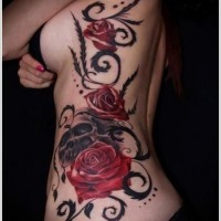 magnifico disegno grande rose rosse con cragno tatuaggio su lato di schiena