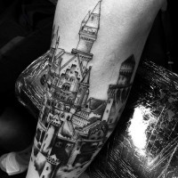 Tatuaje en el brazo,
castillo medieval espectacular negro blanco
