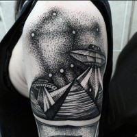 Tatuaje en el hombro, naves extranjeras con pirámides y constelación, colores negro blanco