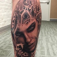 Herrliches detailliertes farbiges Frau Porträt Tattoo am Bein  mit Zauberschloss