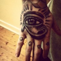 Tatuaje en la mano, ojo de Horus egipcio