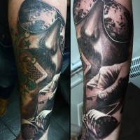 Prächtiges Glücksspiel thematisches Hälfte farbiges detailliertes Tattoo auf dem Arm