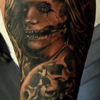Tatuaje en el brazo, mujer monstruosa aterradora