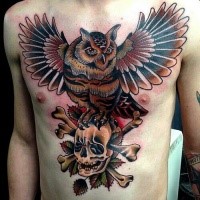 Herrliches im illustrativen Stil gefärbtes Tattoo an ganzer Brust mit großer Eule mit dem menschlichen Schädel und Knochen