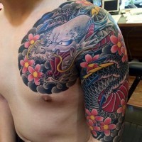 Tatuaje en el hombro, tema asiático multicolor con dragón precioso con flores