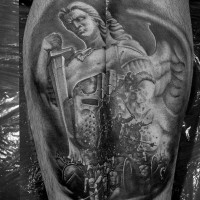 Tatuaje en la pierna,
guerrero intrépido con espada y batalla antigua