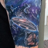 Tatuaje en el brazo,
nave extraterrestre impresionante en cosmos divino