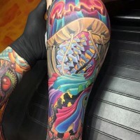 Tatuaje en la pierna, medusa brillante detallado de varios colores