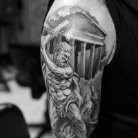 Tatuaje en el hombro,
estatua de guerrero griego con edificio antiguo